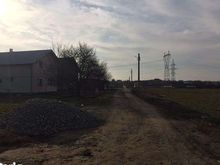 Teren de vanzare 5000 m2 sau pe loturi de300/500 m2. Sau inchiriere