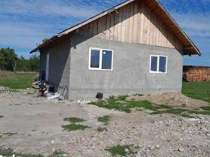 Teren extravilan cu 2 anexe