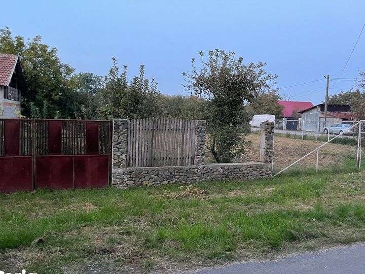 Teren intravilan 500 mp, 2 fronturi, vatra satului.
