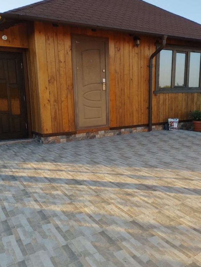 Teren intravilan - cu Cabana si loc pentru 2 case