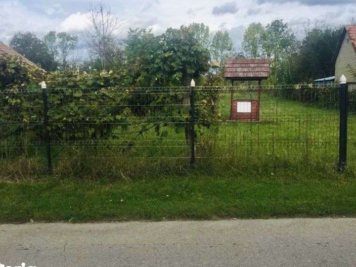 Teren Intravilan cu fântână