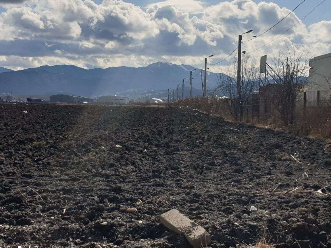 Teren langa piata Angro Stupini