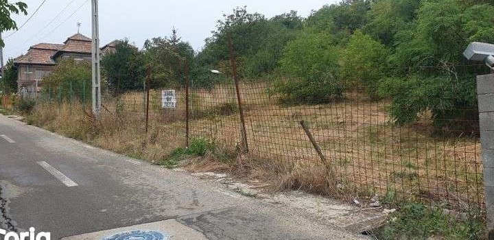 Teren lângă școala Dezmir