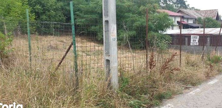 Teren lângă școala Dezmir