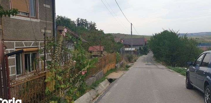 Teren lângă școala Dezmir