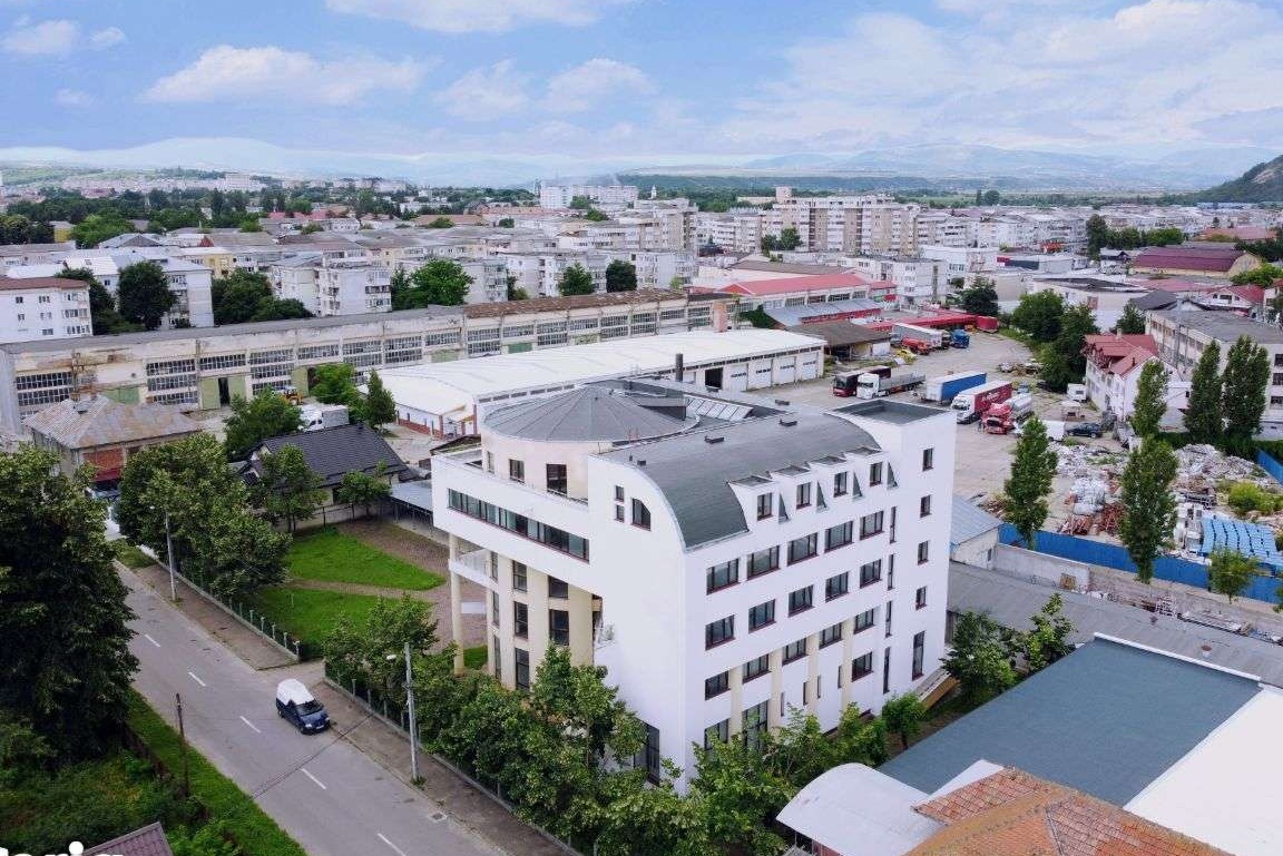 Teren şi clădire multifuncţională în Oneşti
