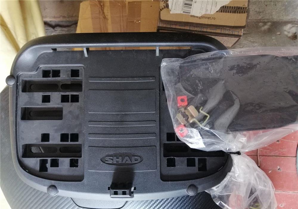 Topcase marca SHAD, cu suport si suruburi de prindere, pentru moto diverse;