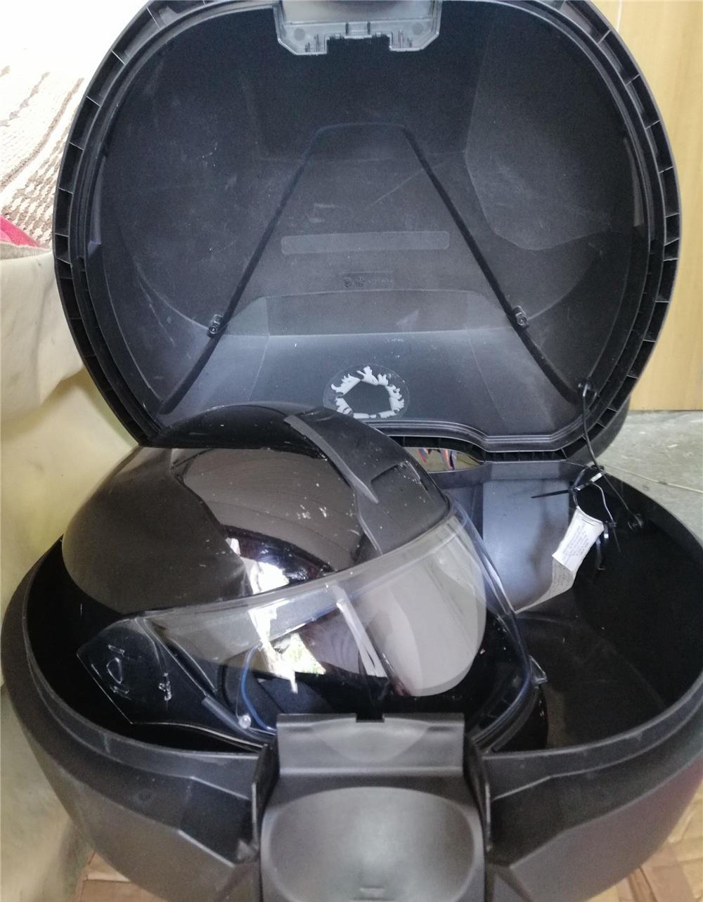 Topcase marca SHAD, cu suport si suruburi de prindere, pentru moto diverse;