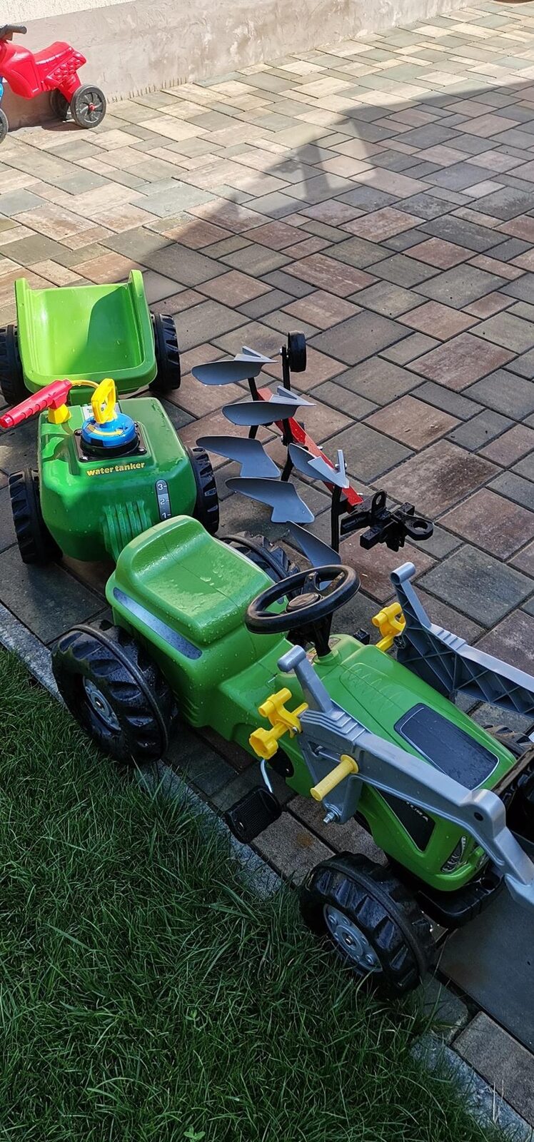 Tractor cu pedale pentru copii