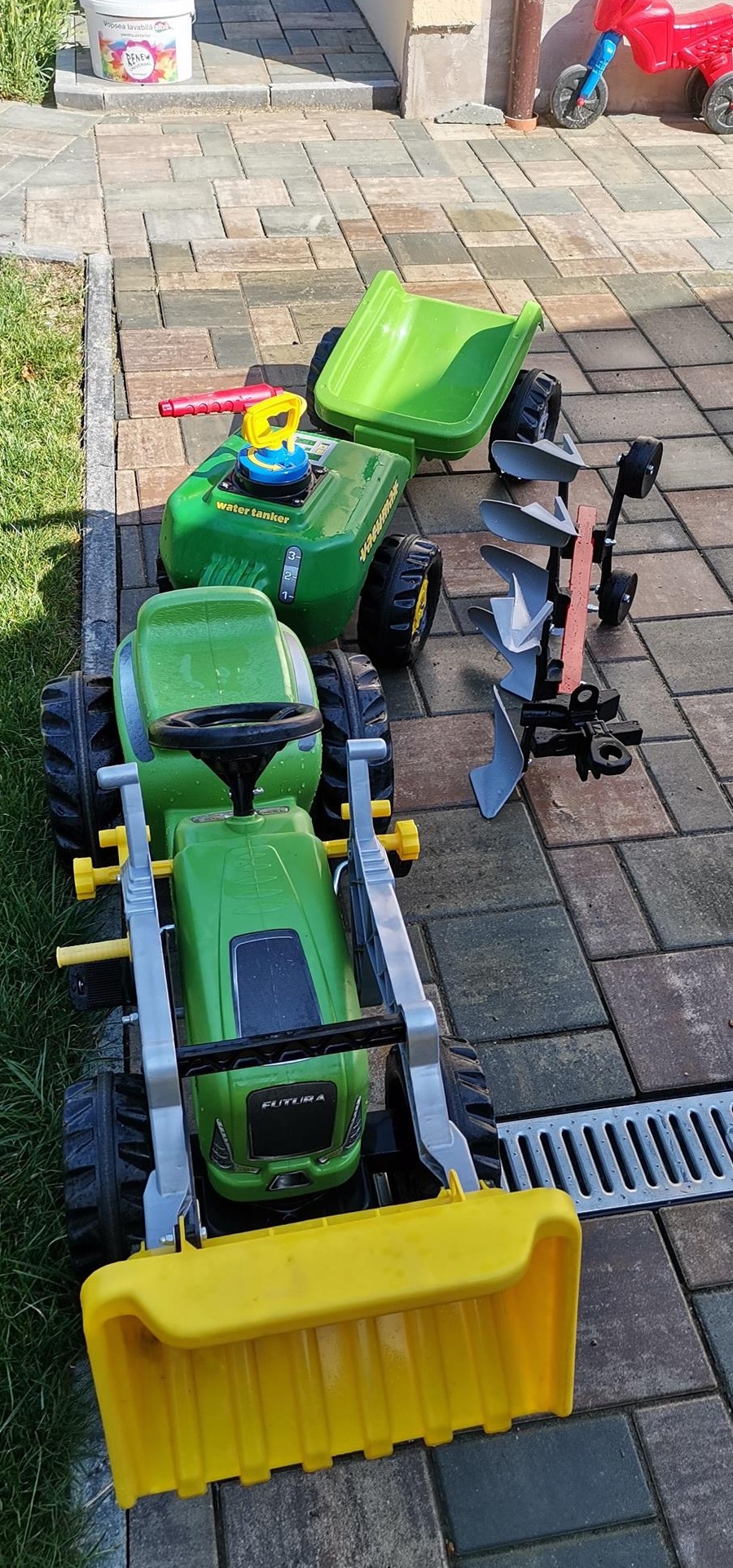 Tractor cu pedale pentru copii