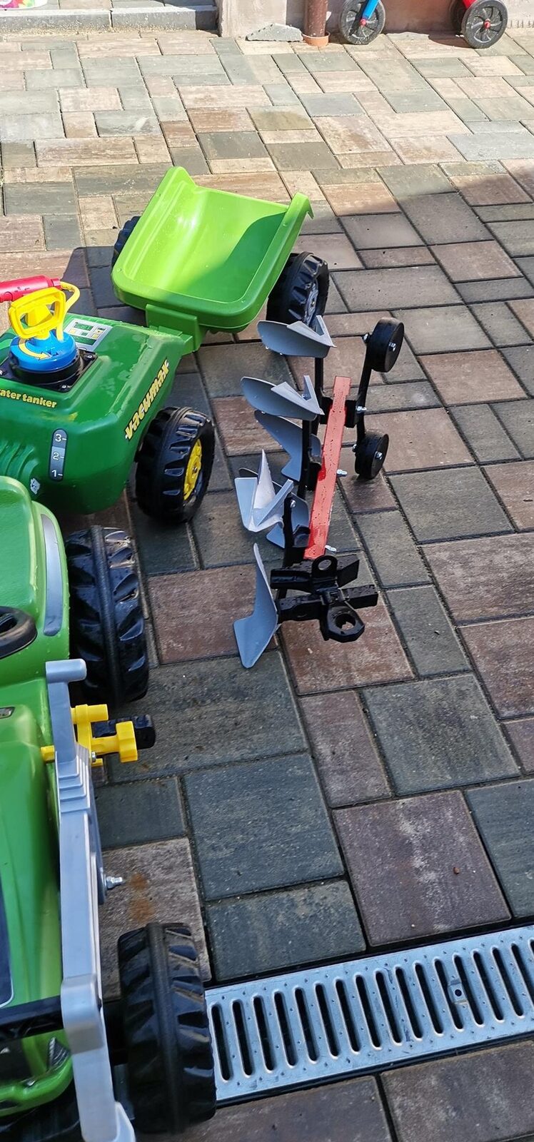 Tractor cu pedale pentru copii