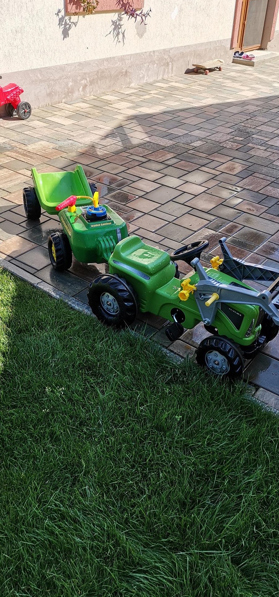 Tractor cu pedale pentru copii