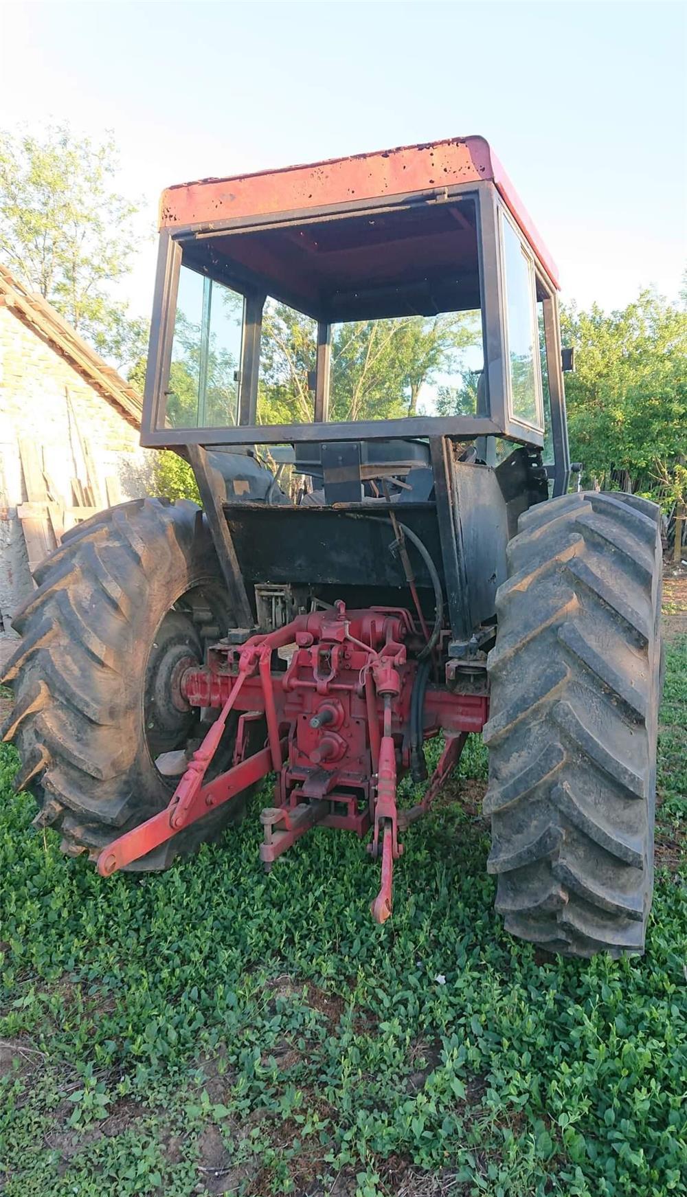 Tractor INTERNATIONAL 884