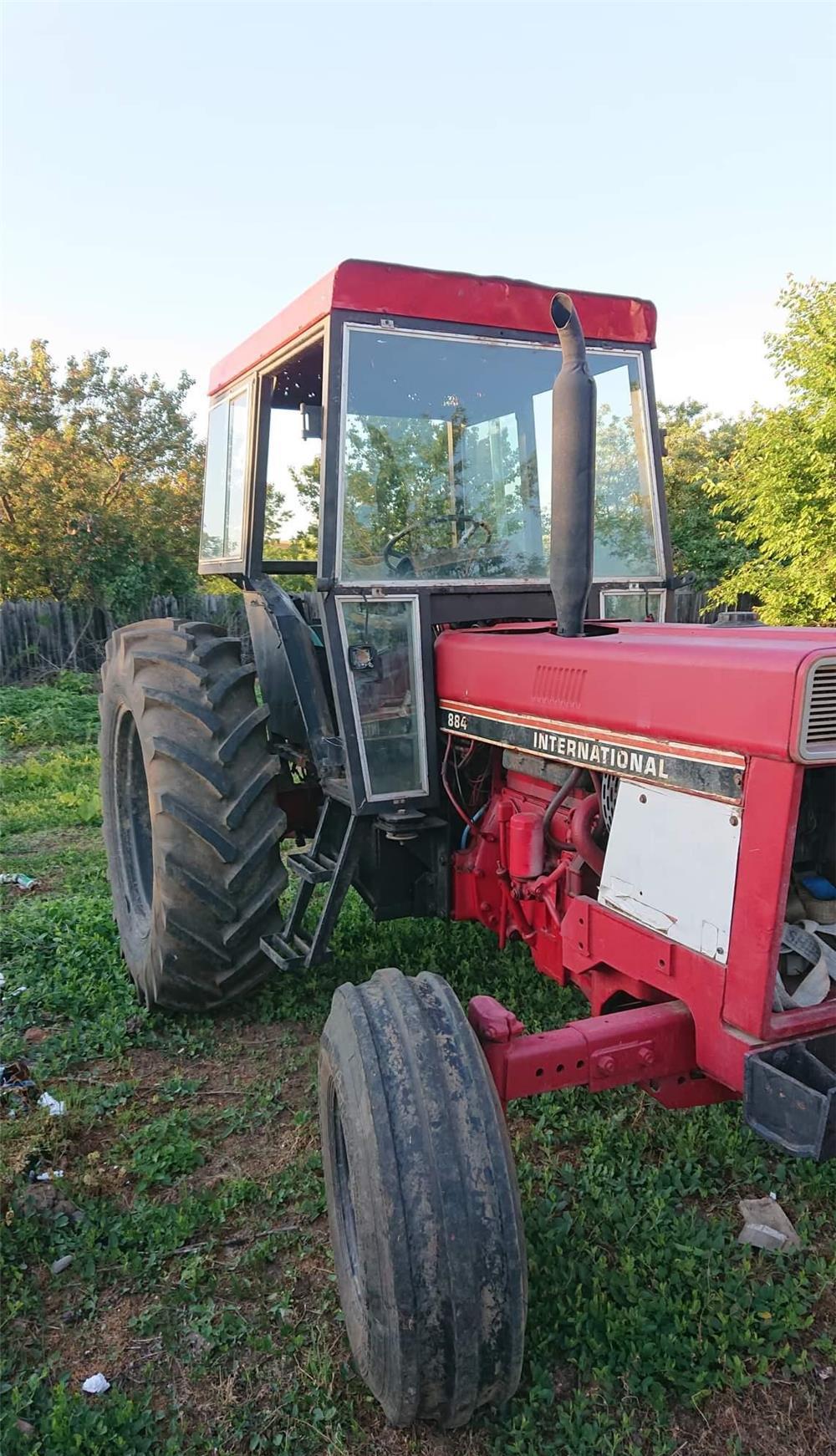 Tractor INTERNATIONAL 884