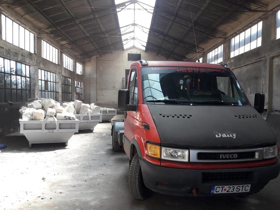 Transport basculante cu bene detașabile și mini-excavator