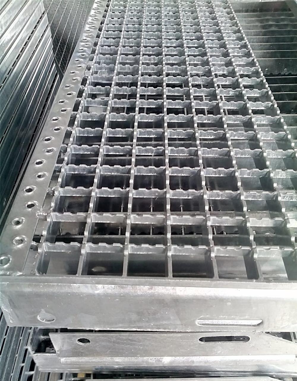 Trepte si gratare metalice zincate utilizate la constructii scari metalice exterioare