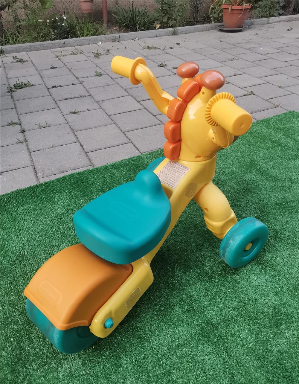 tricicleta pentru copii Little Tikes, model Girafa.