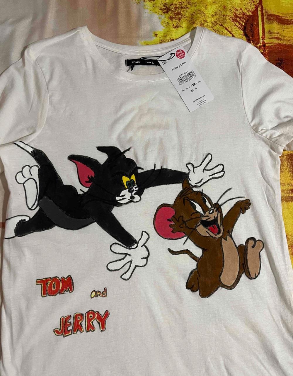 Tricou desenat si pictat manual