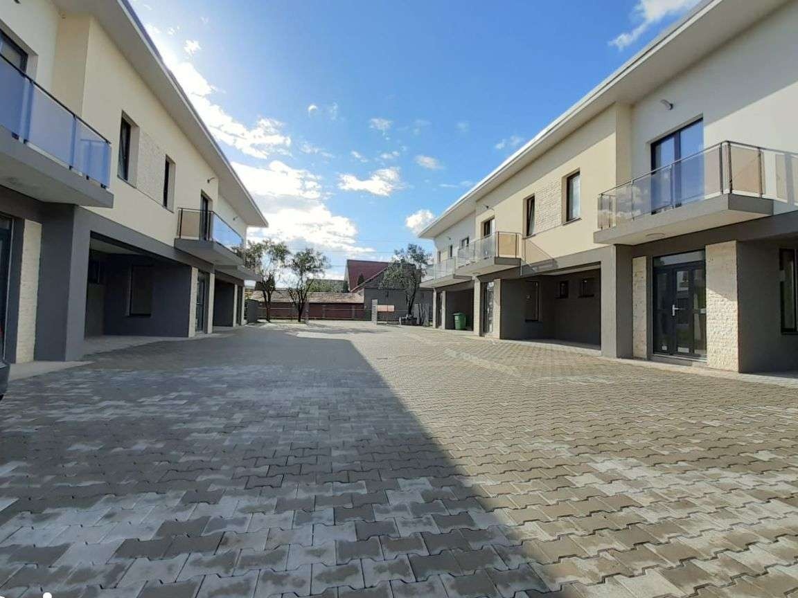 Triplex FINALIZAT, 2 loc parcare teren 258 mp Sannicoara Cluj