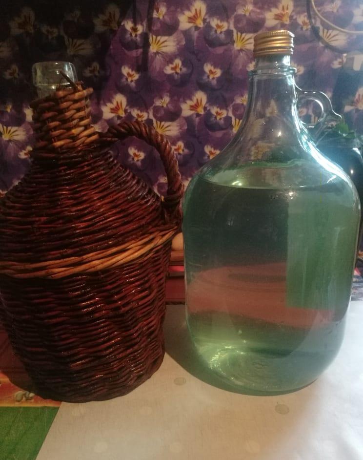 Tuică naturală și vin alb de casa de vânzare