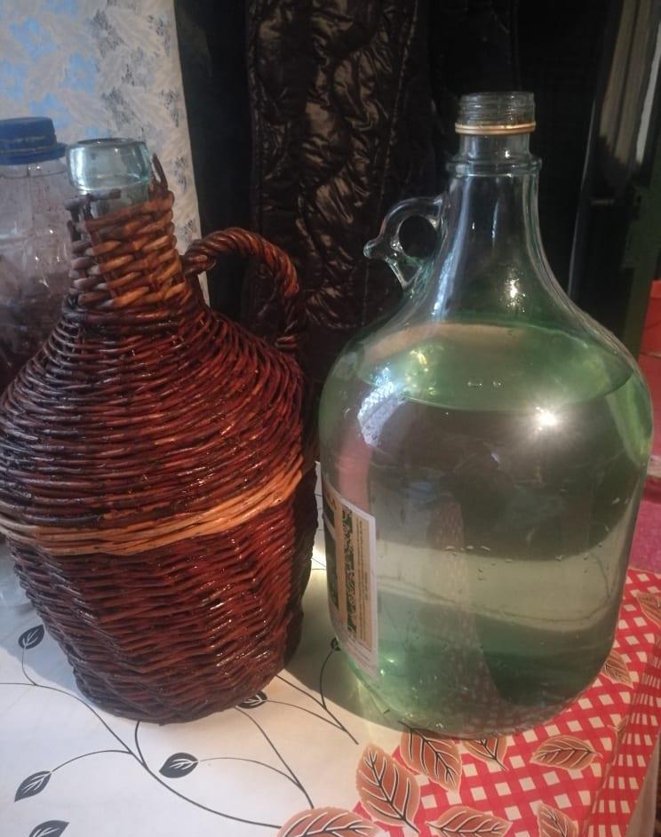 Tuică naturală și vin alb de casa de vânzare