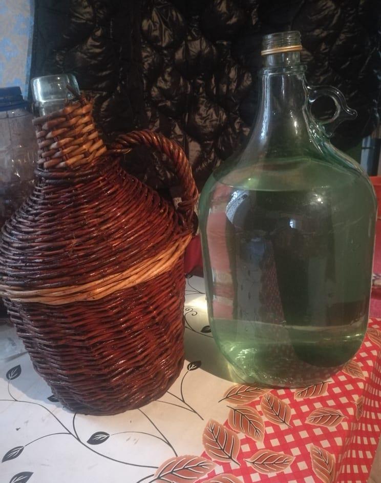 Tuică naturală și vin alb de casa de vânzare