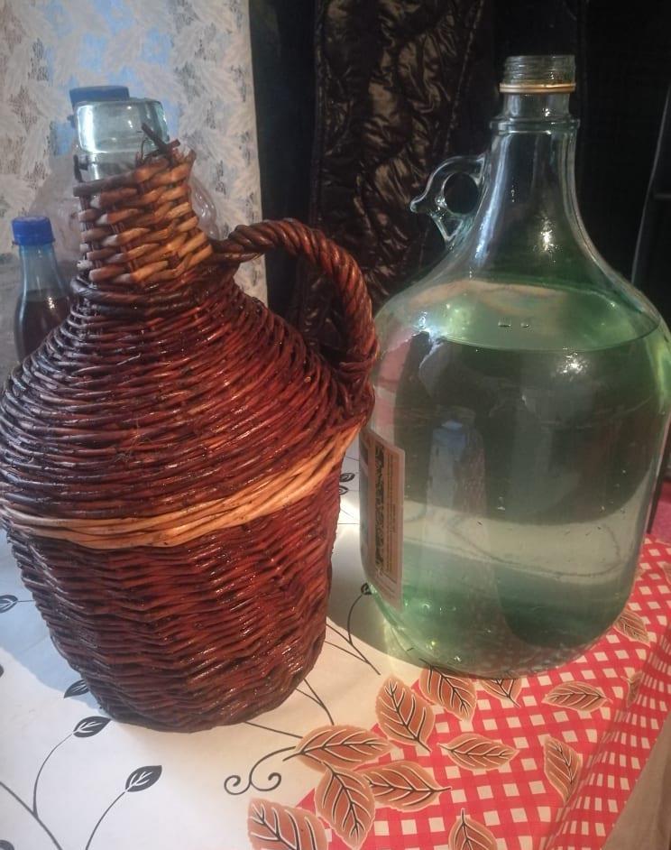 Tuică naturală și vin alb de casa de vânzare