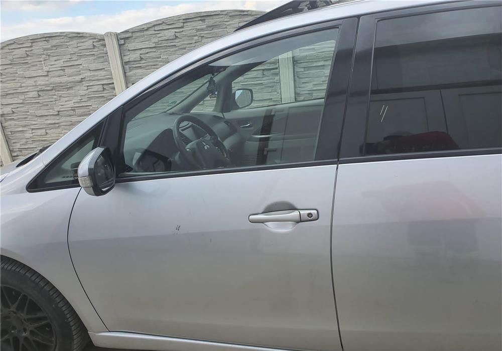 Usa stanga fata MITSUBISHI GRANDIS 2006