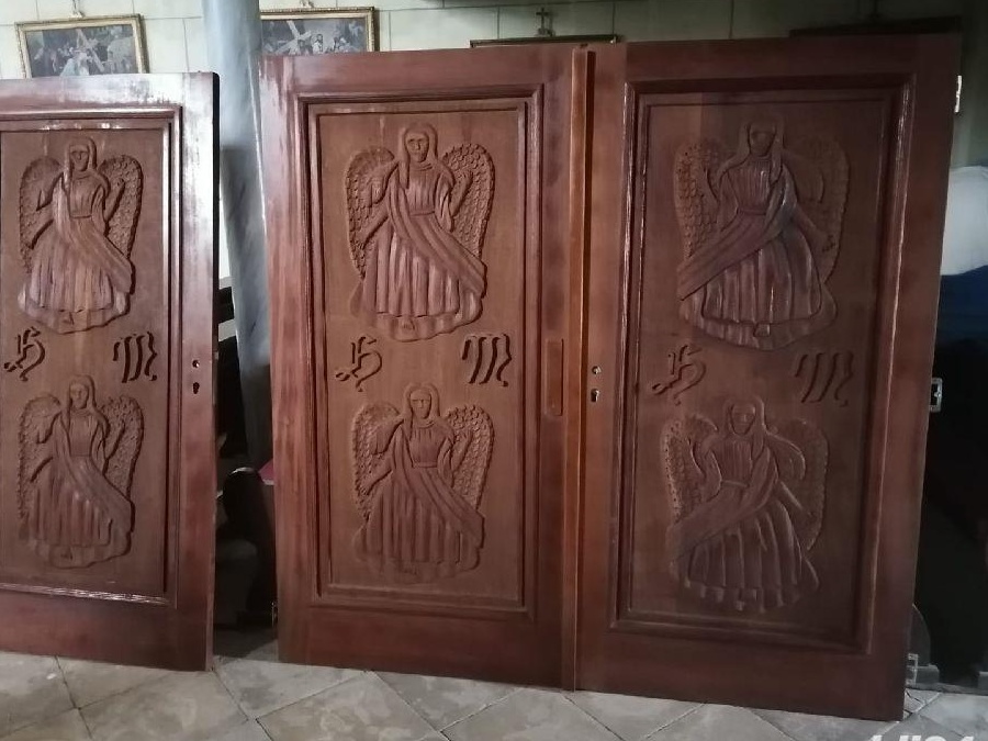 Usi de biserica sculptate în lemn duglasie