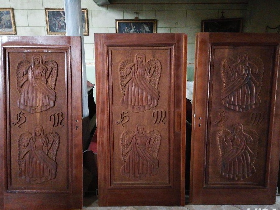 Usi de biserica sculptate în lemn duglasie