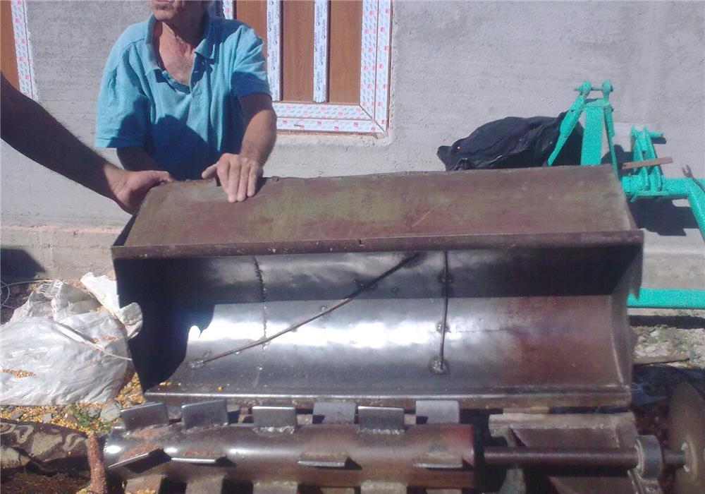 utilaj de batut (curatat) porumb