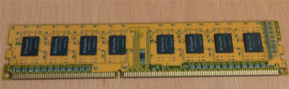 Vand 1 Memorie RAM 2GB DDR3 1333 Mhz si 2 Memorii RAM de 1GB DDR2 Kingston