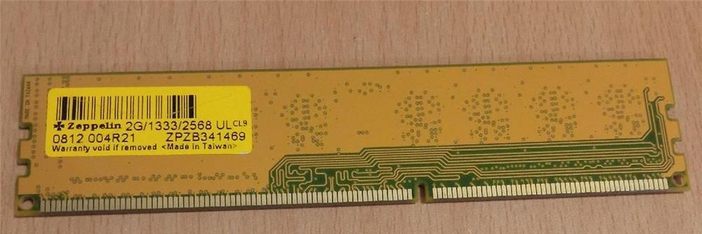 Vand 1 Memorie RAM 2GB DDR3 1333 Mhz si 2 Memorii RAM de 1GB DDR2 Kingston