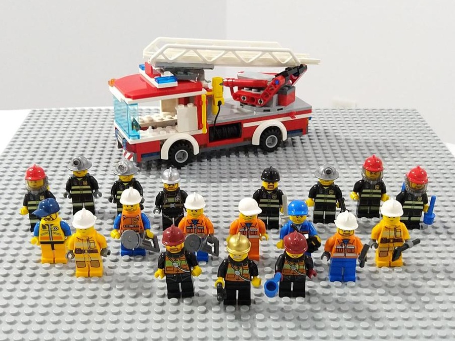 Vand 19 pompieri, minifigurine originale LEGO City + accesorii + bonus