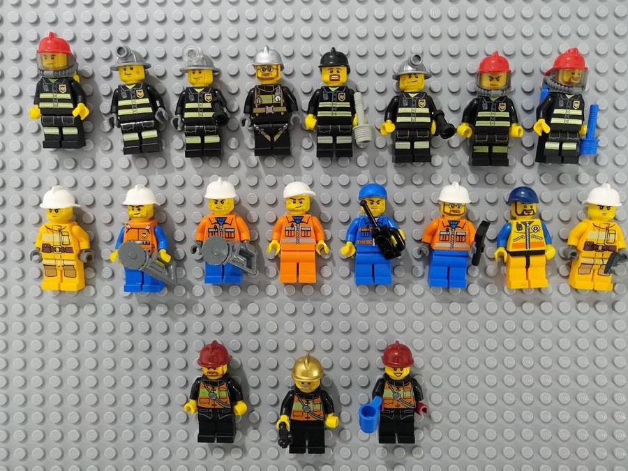 Vand 19 pompieri, minifigurine originale LEGO City + accesorii + bonus
