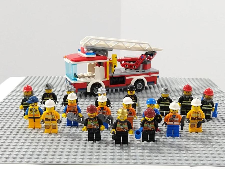 Vand 19 pompieri, minifigurine originale LEGO City + accesorii + bonus
