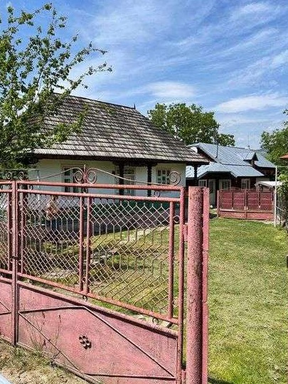 vand 2 case sat Rusaiesti comuna Poduri la 7 min de centrul Moinesti