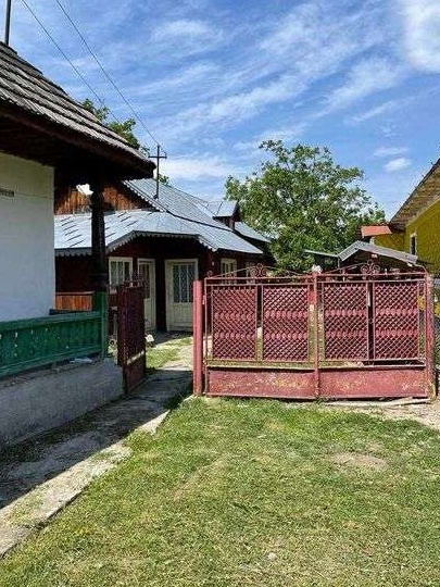vand 2 case sat Rusaiesti comuna Poduri la 7 min de centrul Moinesti