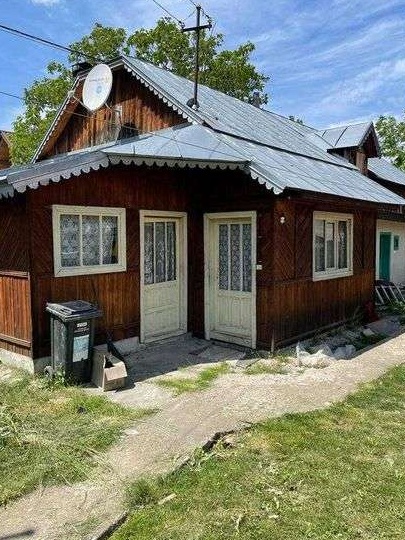 vand 2 case sat Rusaiesti comuna Poduri la 7 min de centrul Moinesti
