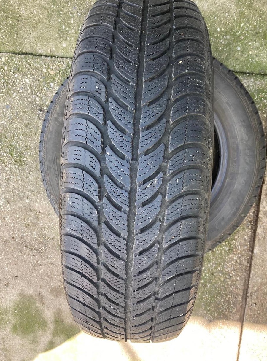 Vand 2 cauciucuri 185/65/15 M+S