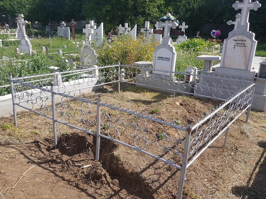 Vand 2 locuri de veci Cimitirul militar