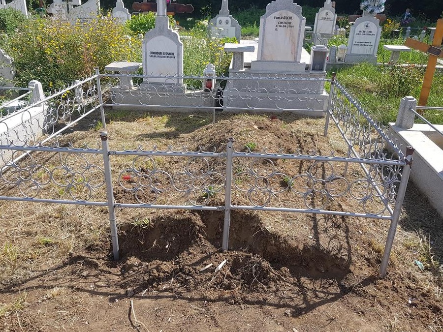 Vand 2 locuri de veci Cimitirul militar