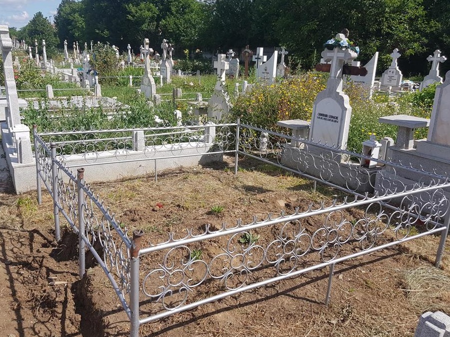 Vand 2 locuri de veci Cimitirul militar