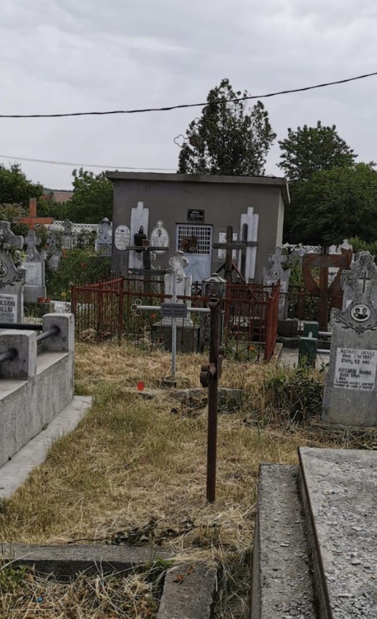 Vând 2 locuri de veci in cavou in cimitirul Roboaica din Craiova |