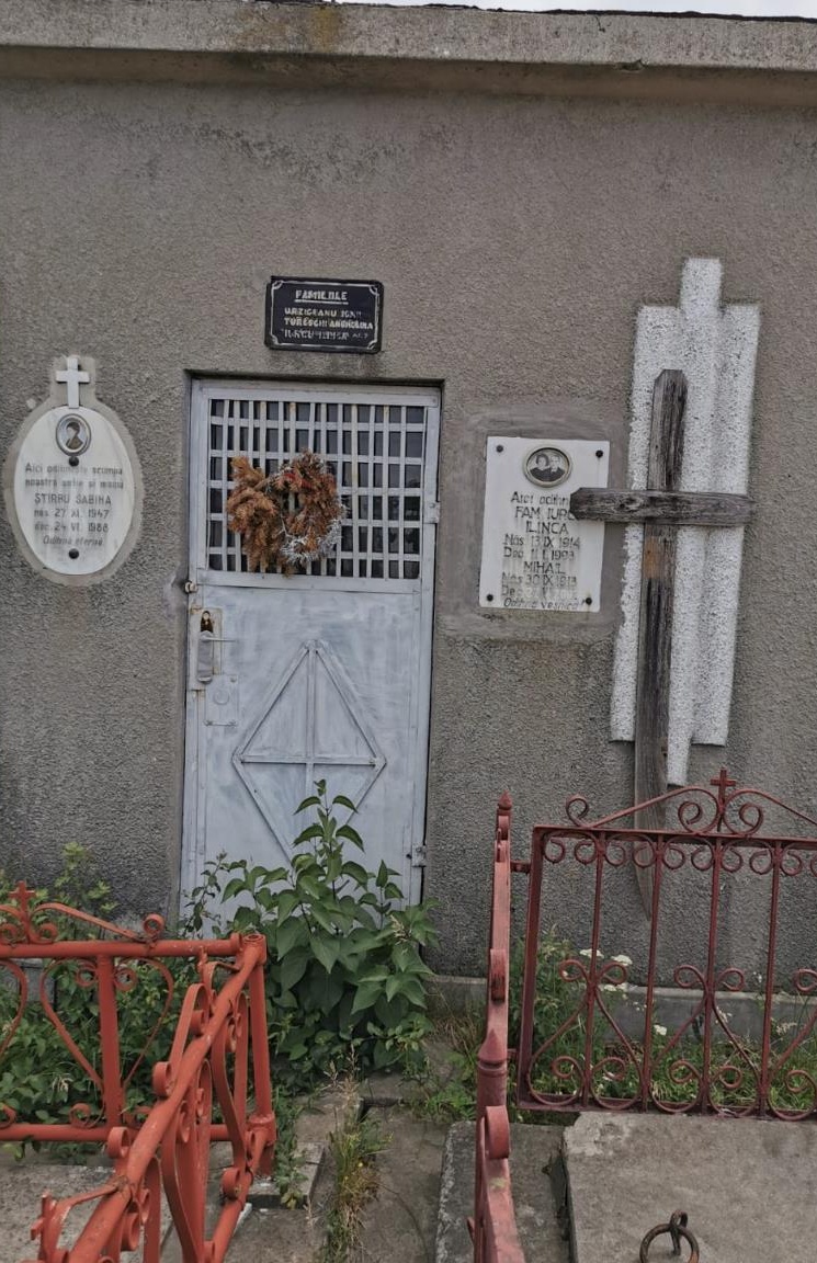 Vând 2 locuri de veci in cavou in cimitirul Roboaica din Craiova |