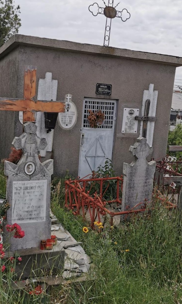 Vând 2 locuri de veci in cavou in cimitirul Roboaica din Craiova |