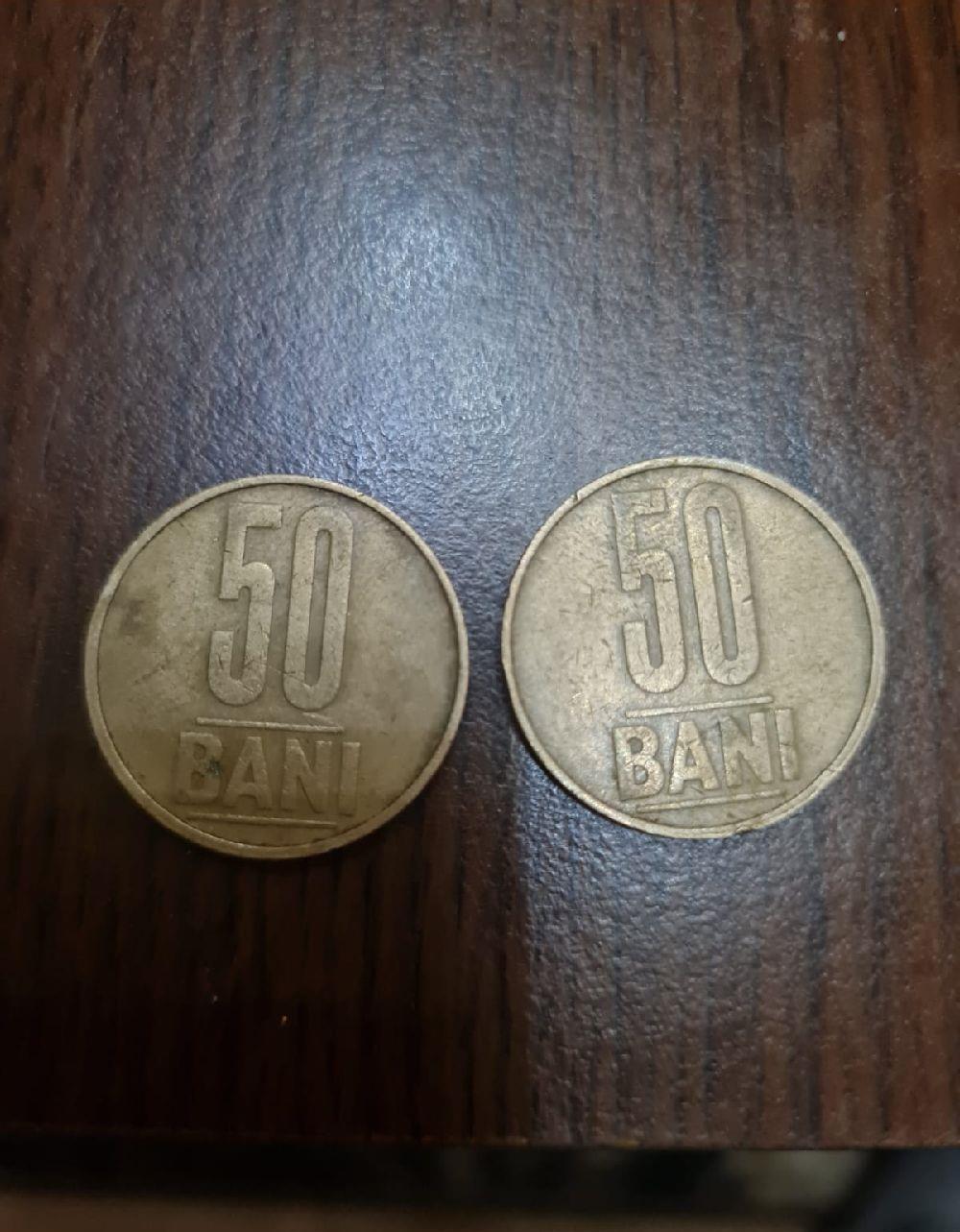 Vand 2 monede de 50 de bani din 2005