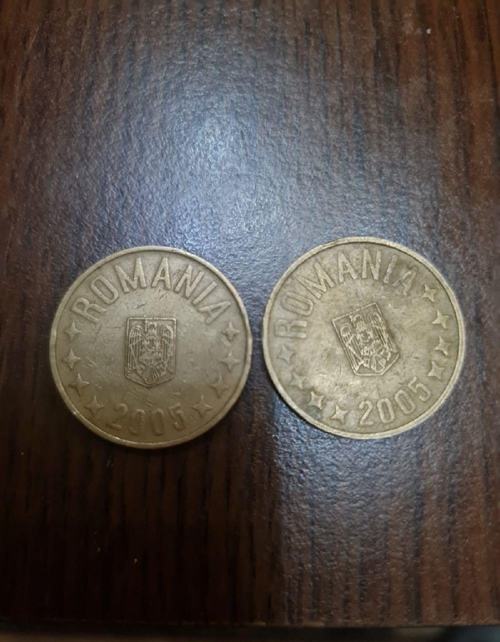 Vand 2 monede de 50 de bani din 2005