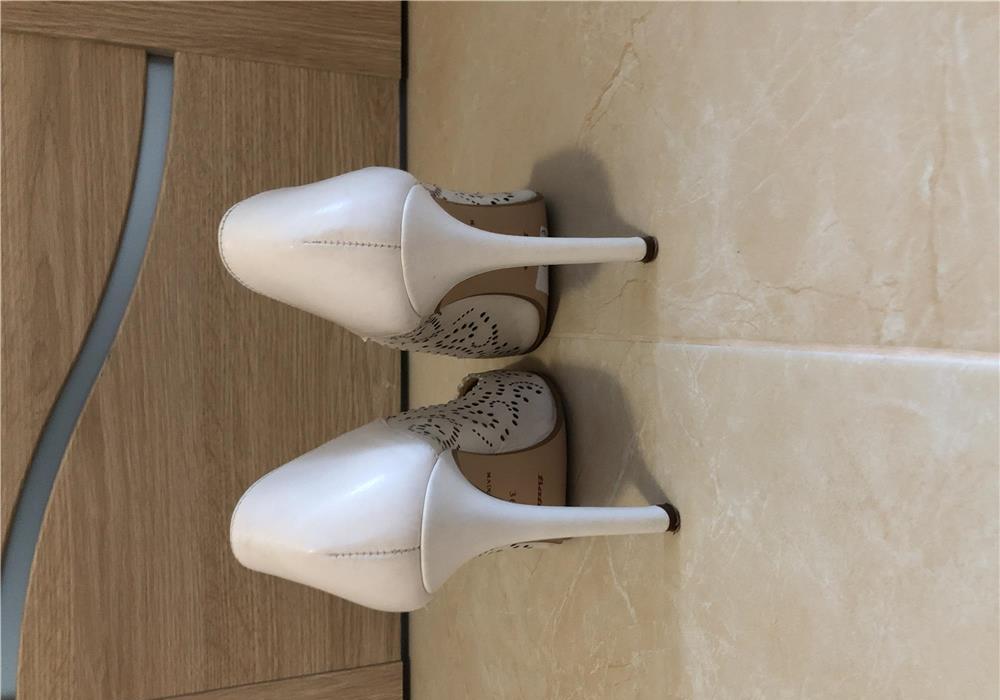 Vand 2 perechi de pantofi din piele