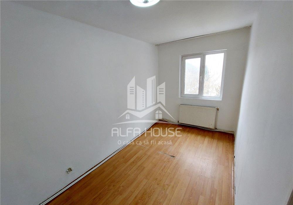 Vand 4 camere, zona Micro 2 , Intim !